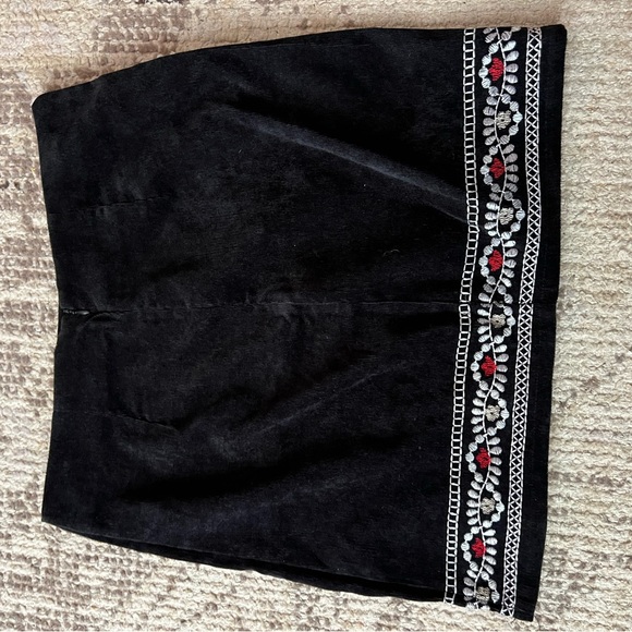 Mini velvet skirt with embroidery - Picture 3 of 3